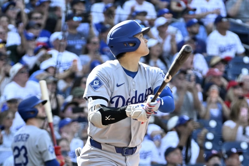 「音が違うw」月曜早朝の列島に歓喜をもたらす133m特大弾！ 大谷翔平、バックスクリーンへ先制の一発に「最高すぎる！」