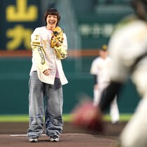「ガチ虎党きたーー！！」甲子園球場に登場した大物アーティストの“ノーバン始球式”に反響殺到！「西宮のスーパースターや」「緊張してて可愛かった」