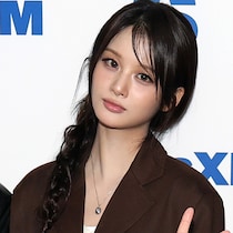 「あり得ない頭身」「天使みたい」へそ出しユニホーム姿の韓国人気アイドルが“投げキッス→ノーバン投球”でファン魅了「彼女をブルペンに入れろ」