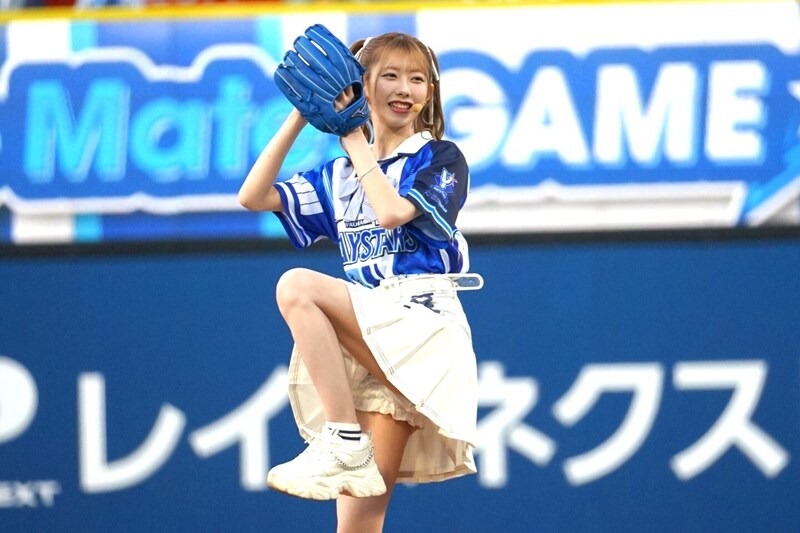 AKB48がハマの空に「かわいい」響いた! 横浜出身の千葉恵里さんが2年連続セレモニアルピッチでリベンジ成功「10点満点中15点!」