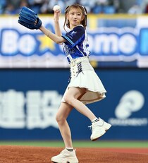 「おめでとうノーバン！」ハマスタで人気アイドルが豪快足上げから果たした“リベンジ始球式”に喝采！「なんちゅう可愛いユニ姿」「横浜愛すぎて最高」