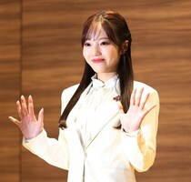 本田真凜、満開の桜ショットに白肌のぞく美肩チラ見せコーデ披露「バリかわいい」「天使級」