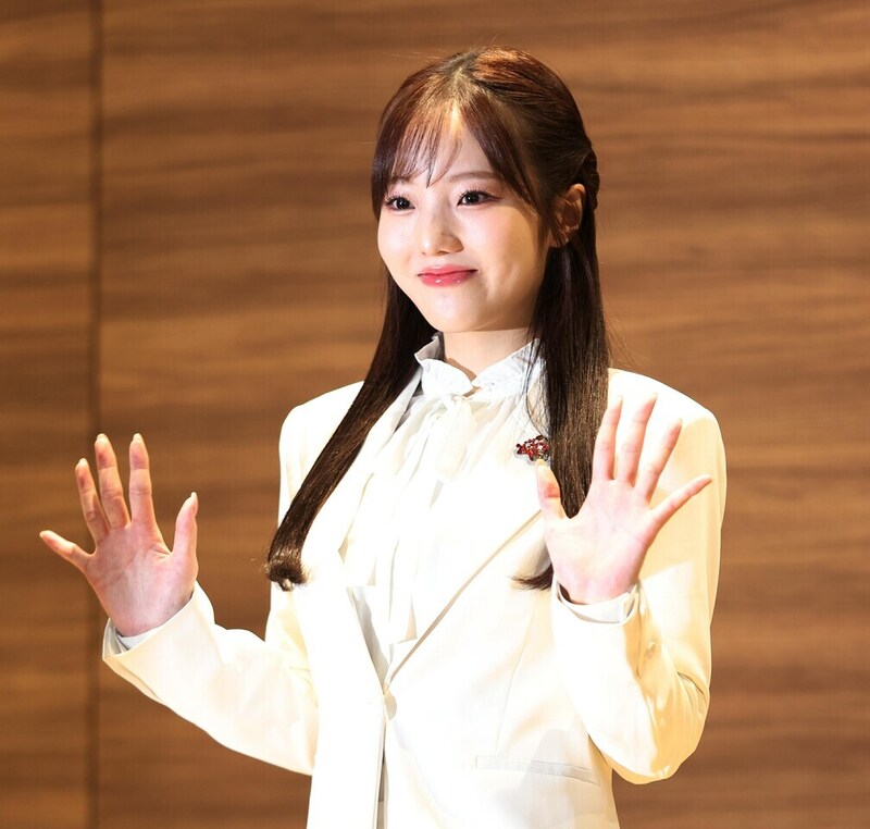 本田真凜、満開の桜ショットに白肌のぞく美肩チラ見せコーデ披露「バリかわいい」「天使級」