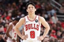 【NBA】河村勇輝の鮮やかノールックパスに実況も「ユウキ・マニア！」前半を終えて１アシスト、ブルズは11点ビハインドで後半へ＜DUNKSHOOT＞