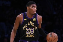 【NBA】八村塁が前半から躍動！鮮やかなダブルクラッチ・リバースレイアップを決め10得点、レイカーズは9点リードで後半へ＜DUNKSHOOT＞