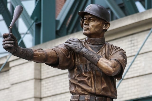 マリナーズ本拠地前に完成したイチローの銅像　まさかのハプニングに本人爆笑「常に僕には何かが足りないという戒め」
