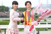 「ほんま綺麗すぎる！」阪神競馬場に降臨した朝ドラ主演女優の“桜色ワンピ姿”が話題！「オーラがハンパなかった」「どんだけ顔ちっちゃいん」