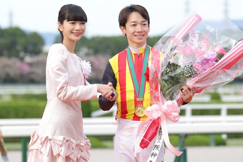 「ほんま綺麗すぎる！」阪神競馬場に降臨した朝ドラ主演女優の“桜色ワンピ姿”が話題！「オーラがハンパなかった」「どんだけ顔ちっちゃいん」