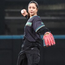 「ポニテ可愛い！」エスコン始球式に登場した国民的女性アスリートの“山なり投法”に脚光！「ナイスストライク」「綺麗になったねぇ」