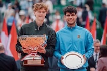 シナーがアルカラス撃破でモンテカルロ初制覇！ 史上３人目のマスターズ４連勝、世界１位返り咲きも確定＜SMASH＞