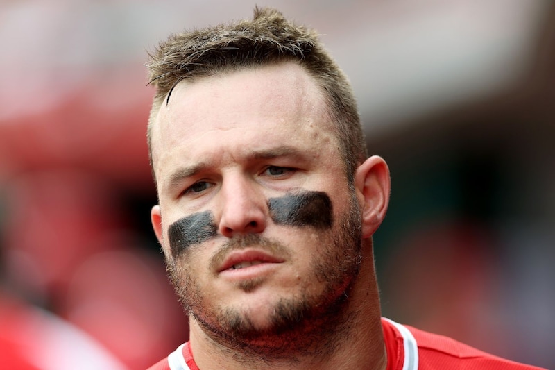 「お祓いが必要なレベル」トラウトに災難続く…三塁上で151キロの打球が肘付近に直撃！ 「それでも生還はさすが」とファン驚愕