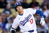 「え、やめてくれ！！！！」大谷翔平の第１打席は右肩甲骨付近に“死球”直撃...ファン心配「ちょい痛そうだな！」「もろ当たってたぞ」