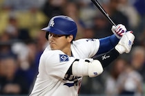 「うわあっ！」大谷翔平、背中にデッドボールが直撃…球場騒然　連続出塁記録を47試合に更新