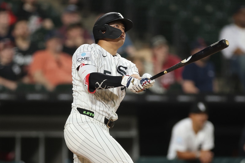 「シュワーバー級の打撃ポテンシャル」村上宗隆の９戦ぶりの“特大５号”！ 打撃不振からの一発に本拠地熱狂「ロマンと不安が同居」