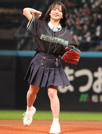 「可愛さの破壊力がやばい」エスコン降臨の人気アイドルが魅せた“華麗フォーム”＆“絶品きつねダンス”に喝采！「本物は違うねぇ」「史上最高の出来栄え」