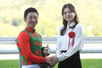 「めちゃくちゃ綺麗」福島競馬場に舞い降りた“人気女優”にネット歓喜「とっても上品」「ステキすぎた」