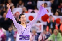 35歳の浅田真央、レアなメガネ姿で海外“イケメン”と密着ハグ…スケオタ困惑「これはどうゆう場面？」