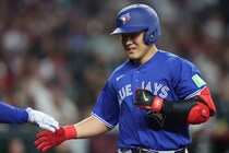 「お目覚めの１発」岡本和真の16試合ぶり“３号ソロ”に列島歓喜「ホームラン量産してくれ！」「これで復調してほしい」