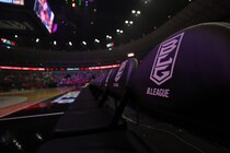 「えー！ 来てたの？」Bリーグ会場の最前列に居た“圧倒的オーラの２人”に視線集中「元バスケ部...意外でカッコいい」