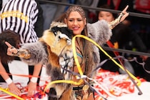 WWE日本女子スーパースターが“激変”！ 肩出し黒ドレスに引き締まった美脚を露出「かっこいい！」「これぞ美しき狂気」