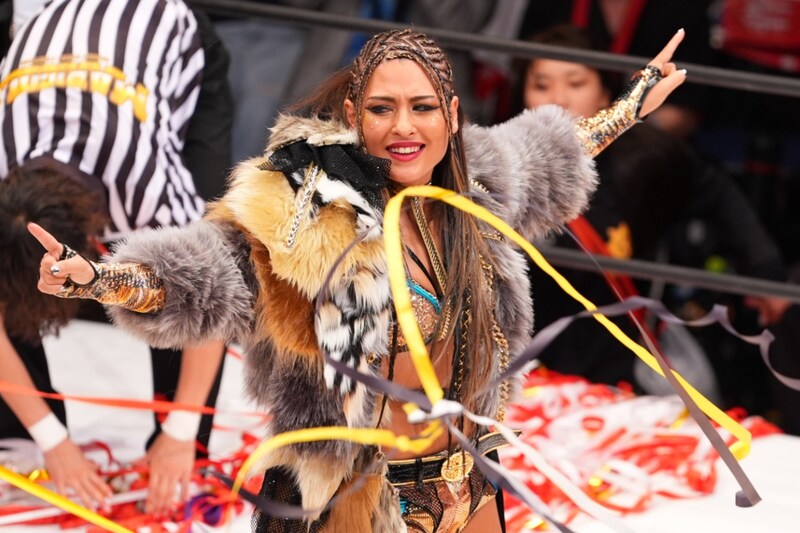 WWE日本女子スーパースターが“激変”！ 肩出し黒ドレスに引き締まった美脚を露出「かっこいい！」「これぞ美しき狂気」