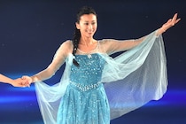 「スゲェー美貌」引退から16年…天才少女の姉が“激変”モデル姿　白肌のぞく全身ブラックコーデに喝采「かっけーー足長っ!!」