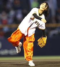 「57歳ってまじか!?」巨人始球式に登場したガチＧ党の“群馬レジェンド”が話題！「お綺麗でした」「全然変わっとらんやん」