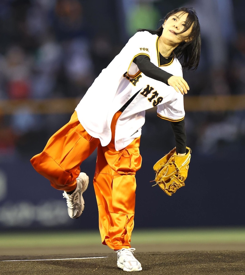 「57歳ってまじか!?」巨人始球式に登場したガチＧ党の“群馬レジェンド”が話題！「お綺麗でした」「全然変わっとらんやん」