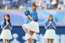 「えー！外野いたの？」ハマスタ観客席に居た“人気アイドル”にネット驚き「フラッグの下にも」「まさかライトスタンドとは...」