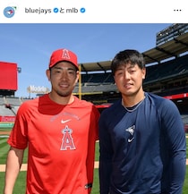 「待って！」「チラッと櫻井翔が居た」岡本和真＆菊池雄星の再会ショットに映り込んだ黒スーツ姿の“超人気アイドル”「日本の有名人だよ」ネット騒然