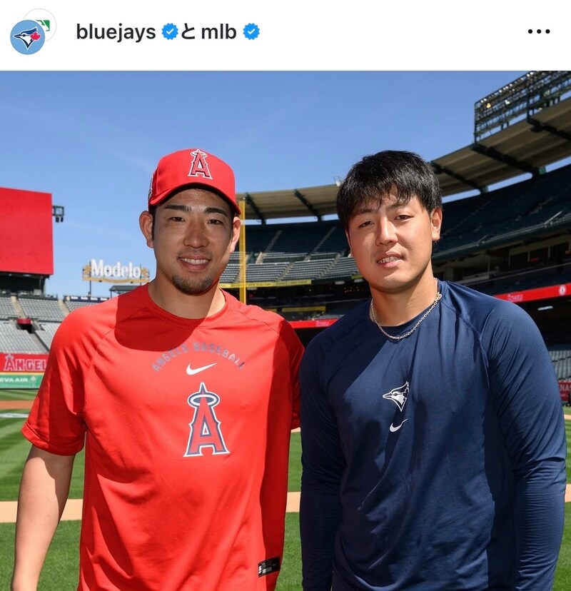 「待って！」「チラッと櫻井翔が居た」岡本和真＆菊池雄星の再会ショットに映り込んだ黒スーツ姿の“超人気アイドル”「日本の有名人だよ」ネット騒然