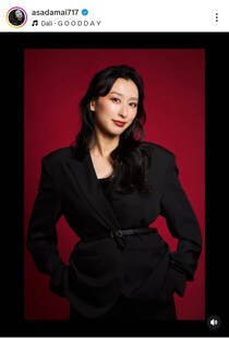 37歳の元フィギュア女子、モデル顔負けスタイルに絶賛の嵐！ シックな黒スーツ姿で大人の色気全開「クールビューティーですね」