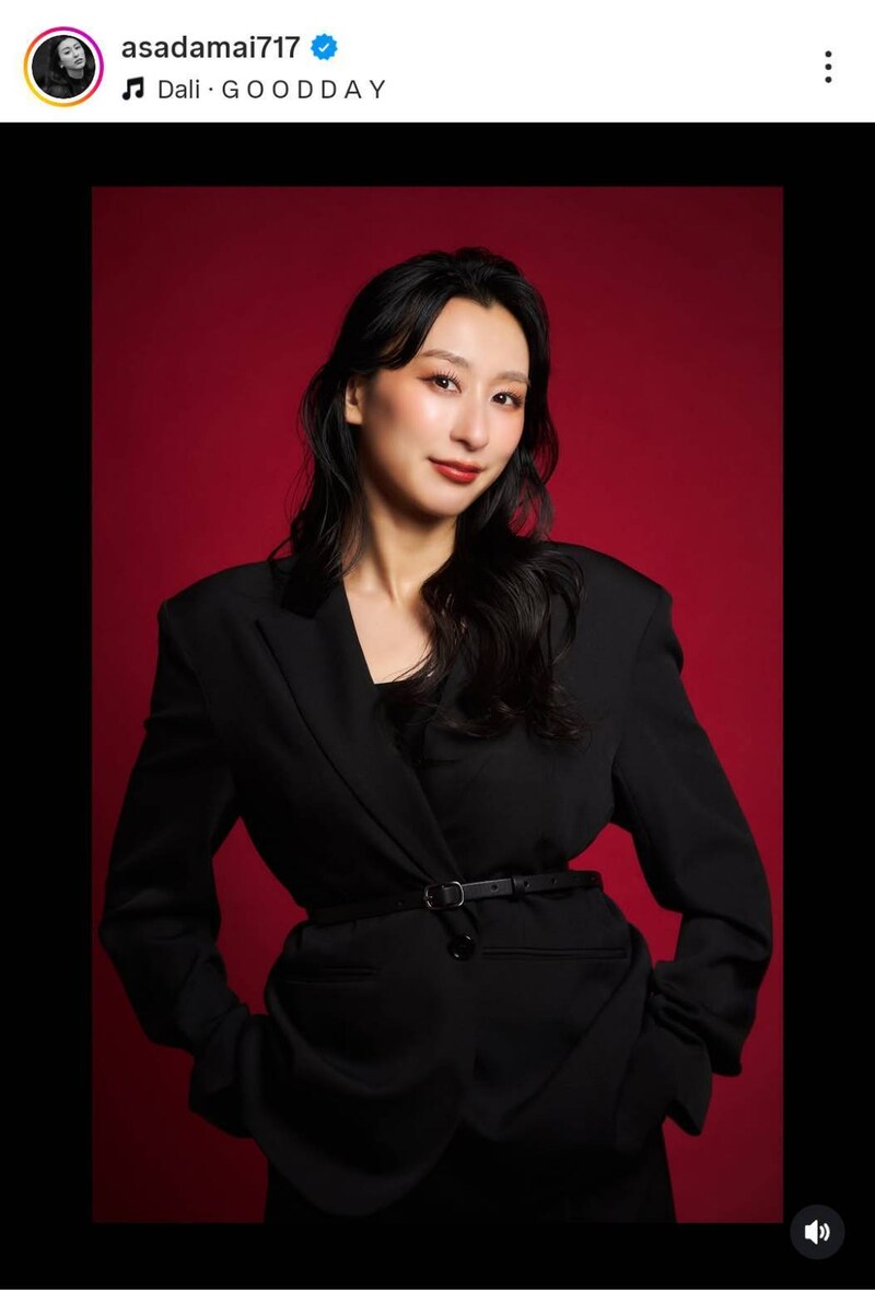 37歳の元フィギュア女子、モデル顔負けスタイルに絶賛の嵐！ シックな黒スーツ姿で大人の色気全開「クールビューティーですね」