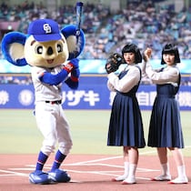 「インパクト特大！」バンテリンＤ始球式に登場した“謎の制服おかっぱ女子”が話題！「勝利の女神すぎ」「めちゃ可愛かった」