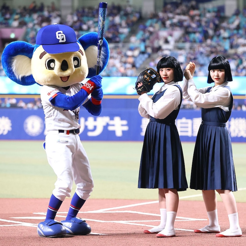 「インパクト特大！」バンテリンＤ始球式に登場した“謎の制服おかっぱ女子”が話題！「勝利の女神すぎ」「めちゃ可愛かった」