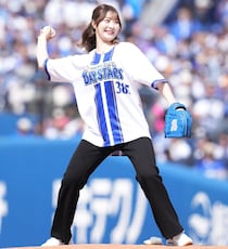 「どこのアイドルかと思ったら…」ハマスタ始球式に登場した人気ゴルフ女子の“キュートすぎる大暴投”が話題！「え、可愛くない？」「なかなかの変化球」
