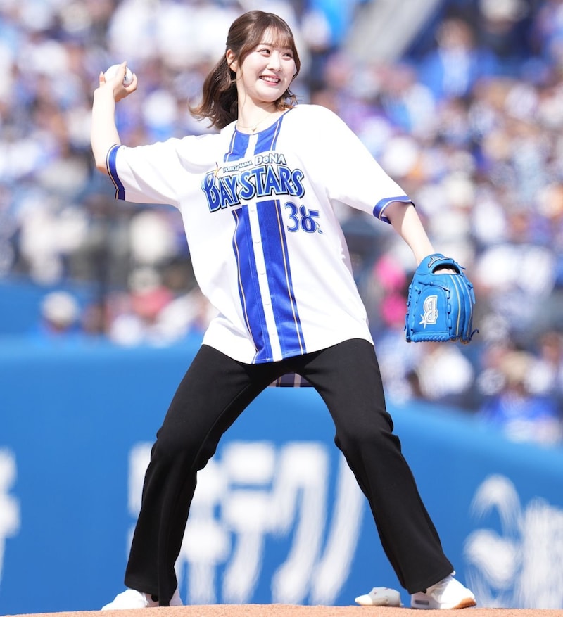 「どこのアイドルかと思ったら…」ハマスタ始球式に登場した人気ゴルフ女子の“キュートすぎる大暴投”が話題！「え、可愛くない？」「なかなかの変化球」