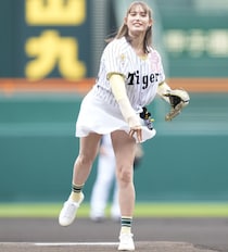 「超べっぴんさんでした」甲子園に降臨した人気モデルの“ミニスカふわり始球式”が話題 「生足が綺麗」「けっこう鍛えてる？」