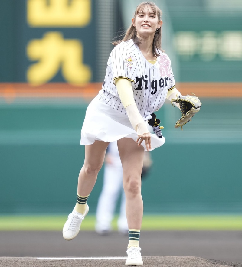 「超べっぴんさんでした」甲子園に降臨した人気モデルの“ミニスカふわり始球式”が話題 「生足が綺麗」「けっこう鍛えてる？」