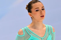 「まだ20歳だったの!?」ロシア女子が妖艶ドレス姿で魅せた“別人級のブロンド美女”にファン絶句「あのカミラなの？」「またワンランクアップ」