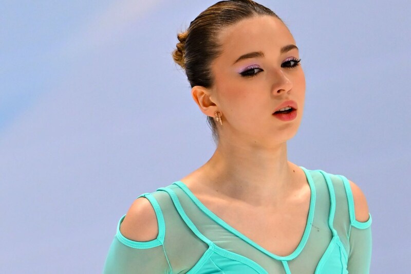 「まだ20歳だったの!?」ロシア女子が妖艶ドレス姿で魅せた“別人級のブロンド美女”にファン絶句「あのカミラなの？」「またワンランクアップ」