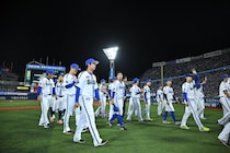 「こんな綺麗な人外野にいるんだ」“22歳女優”がハマスタ降臨にネット騒然「ガチじゃん」「え、ウラヌス役の方ベイファンでやばい」