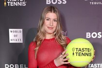 元人気テニス選手のブシャールがビキニ姿を多数披露！「最高のヒップ」「完璧なボディ」とファン歓喜