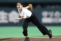 「超綺麗でびっくりした」東京Ｄに舞い降りた人気女優の“キュートすぎる始球式”が話題「ほんと変わらない」「仕草がいちいち可愛いんだよ」