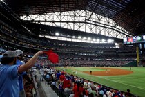 MLBで球場騒然の乱闘劇が勃発！ヤ軍ファンの煽りにブチ切れ「本当に恥ずかしい」「永久追放すべきだ」と非難の声