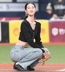 「腹筋も背筋も美しかった」オリックス始球式でまさかの捕手を務めた“謎の９頭身女優”が話題「とんでもなく綺麗でした」「で、なんで簡単に捕れるの？」