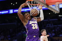 【NBA】レイカーズ、３連勝後の２連敗でシリーズは長期戦に。リーブス復帰、八村塁は５戦連続２桁得点も突破を決められず＜DUNKSHOOT＞