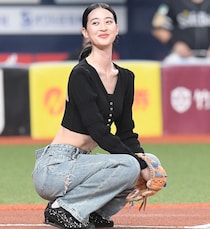 えげつないボディ…オリックス始球式で話題の９頭身女優が“美しすぎる腹筋＆背筋”を大公開 「彫刻みたい」「めっちゃ可愛い～」など反響拡大
