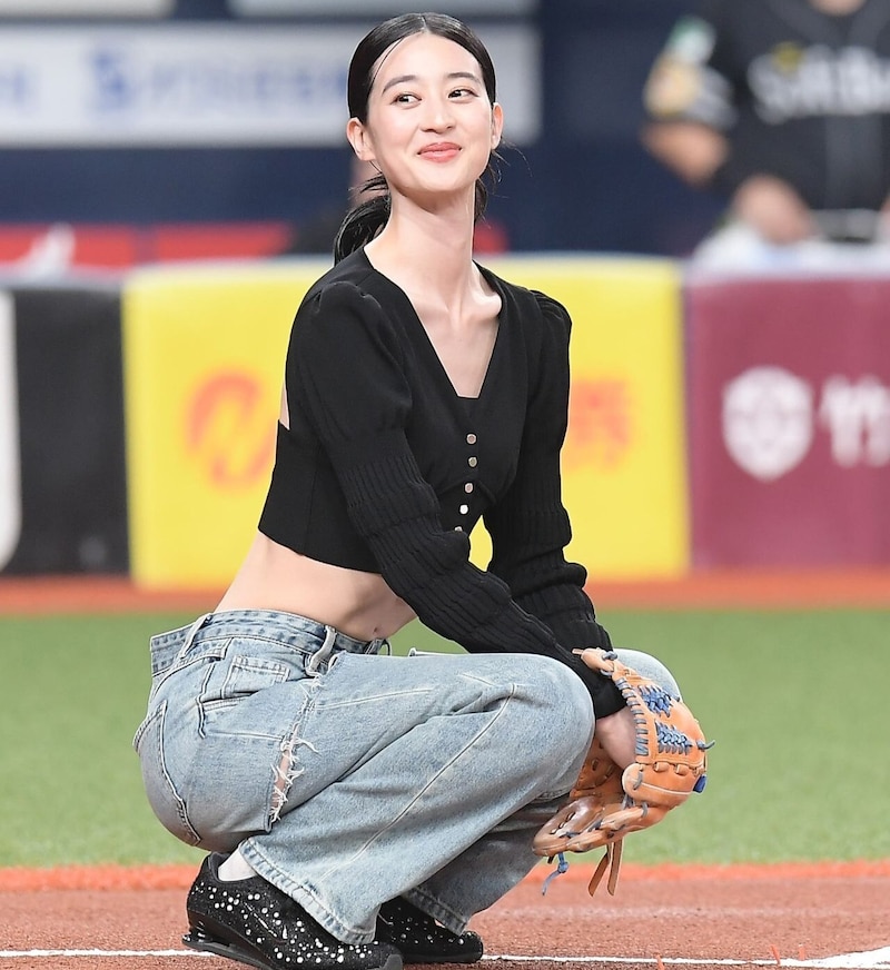 えげつないボディ…オリックス始球式で話題の９頭身女優が“美しすぎる腹筋＆背筋”を大公開 「彫刻みたい」「めっちゃ可愛い～」など反響拡大