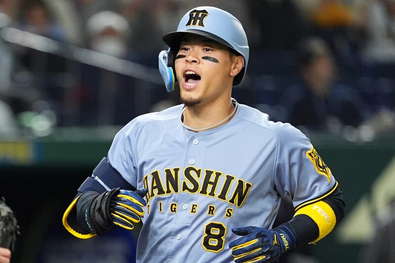 「こんなことある?」阪神・佐藤輝明が“カウント勘違い”で一塁へ→田中将大「テル!」慌てて呼び止める珍プレー